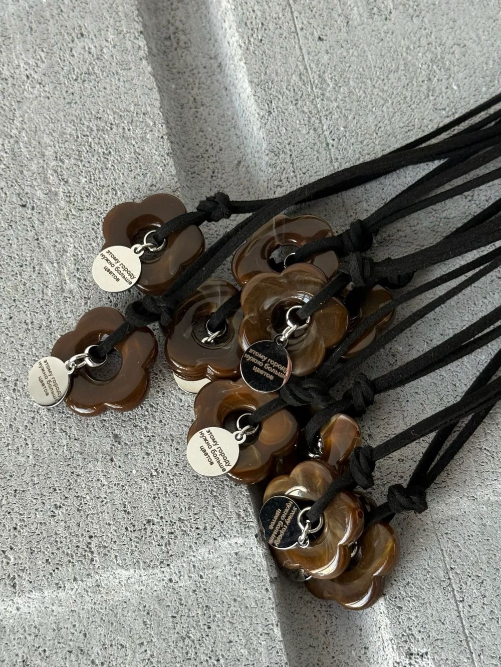 Подвеска цветочек в коричневом цвете