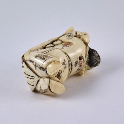 Нэцкэ Мальчик Карако на листе