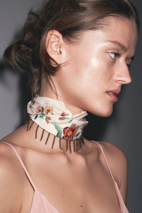 ZARA ШАРФ С ВЫШИВКОЙ И БУСИНАМИ, ЭКРЮ