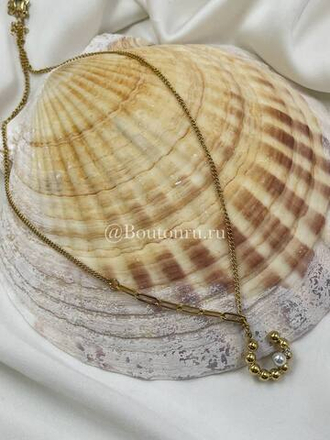 Колье золотистое с полукруглым подвесом и жемчугом