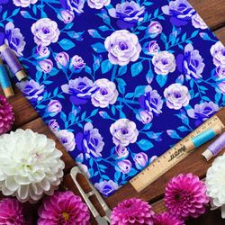 Ткань ниагара фиолетовые розы на синем фоне