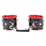 Чёрно-красные лаковые перфорированные наручники