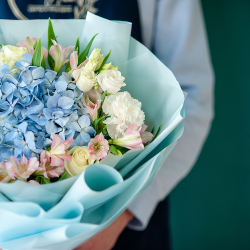 Сборный букет с голубой гортензией