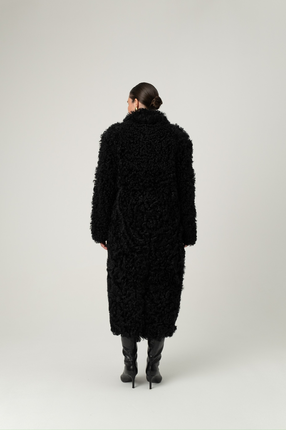 Длинная чёрная шуба