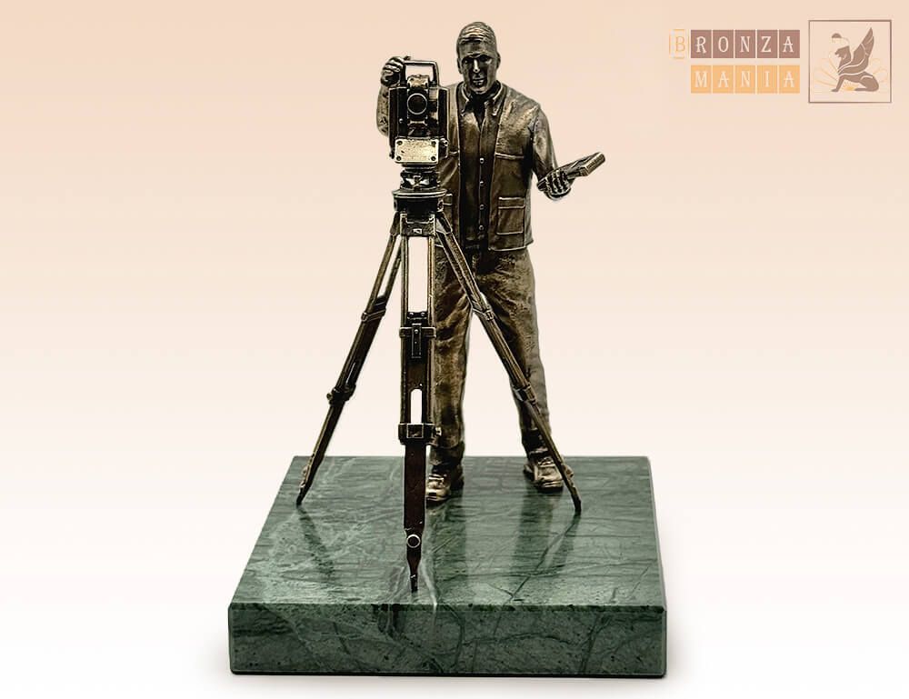 статуэтка Геодезист