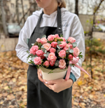 Композиция в коробке, кустовые розы премиум, эвкалипт,5шт.