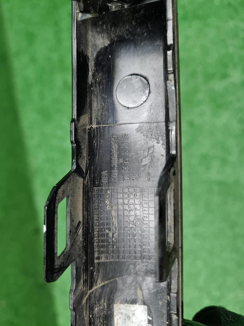 Молдинг переднего бампера правый Lixiang L9 22-нв
