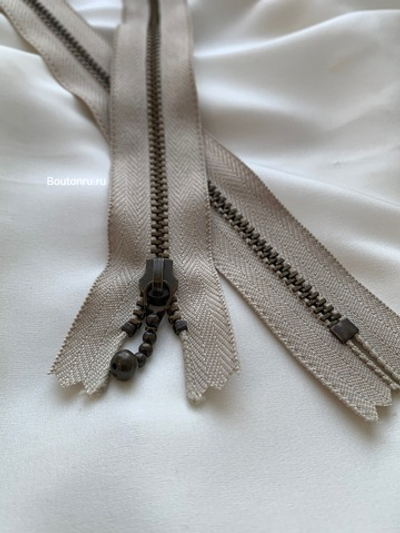 Молния YKK Молния металлическая, однозамковая неразъемная тип 3 темная латунь бежевая 572