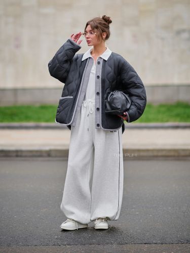 Утепленная женская куртка черного цвета