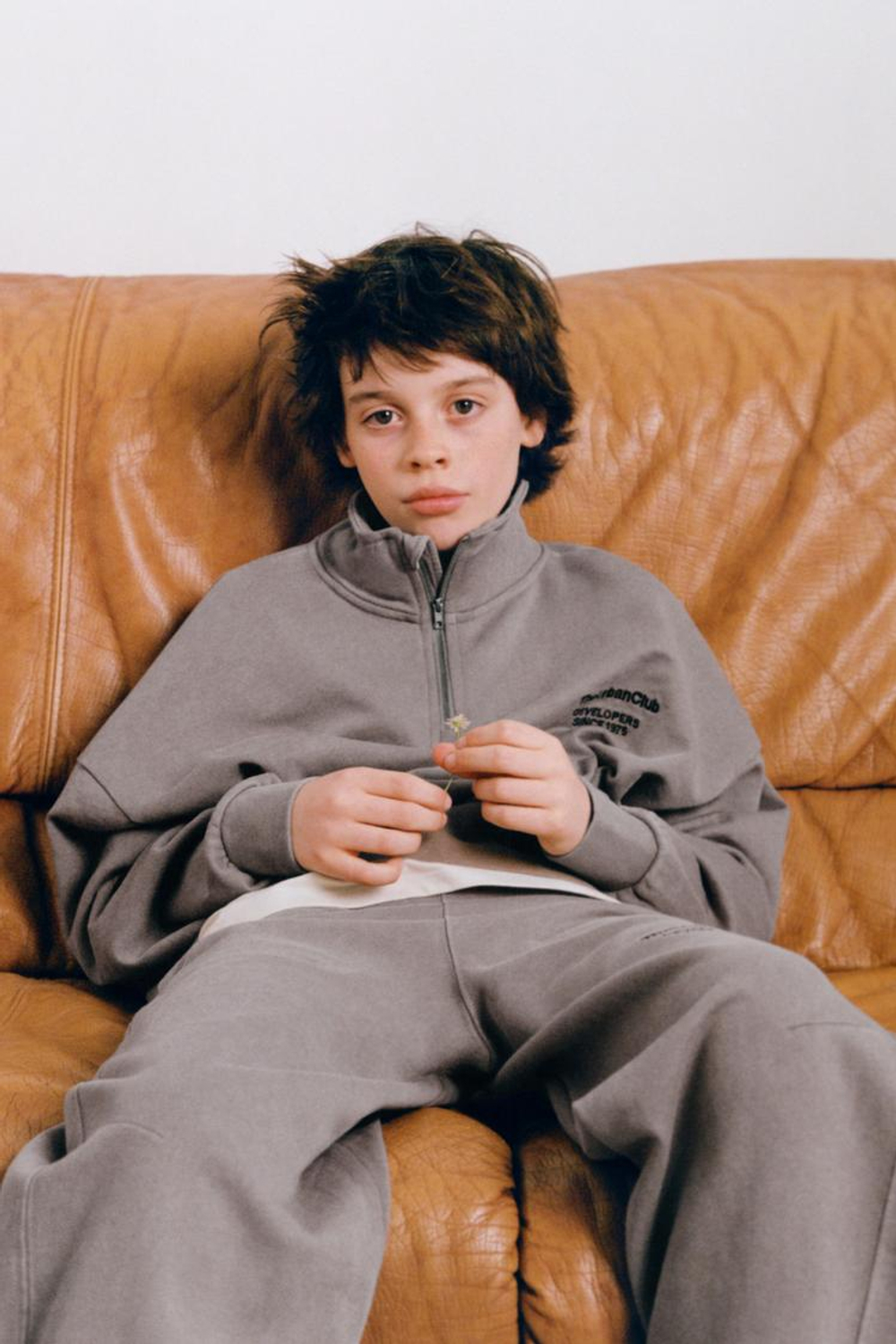 ZARA ТОЛСТОВКА ИЗ МЯГКОЙ ТКАНИ С НАДПИСЬЮ, СЕРО-КОРИЧНЕВЫЙ