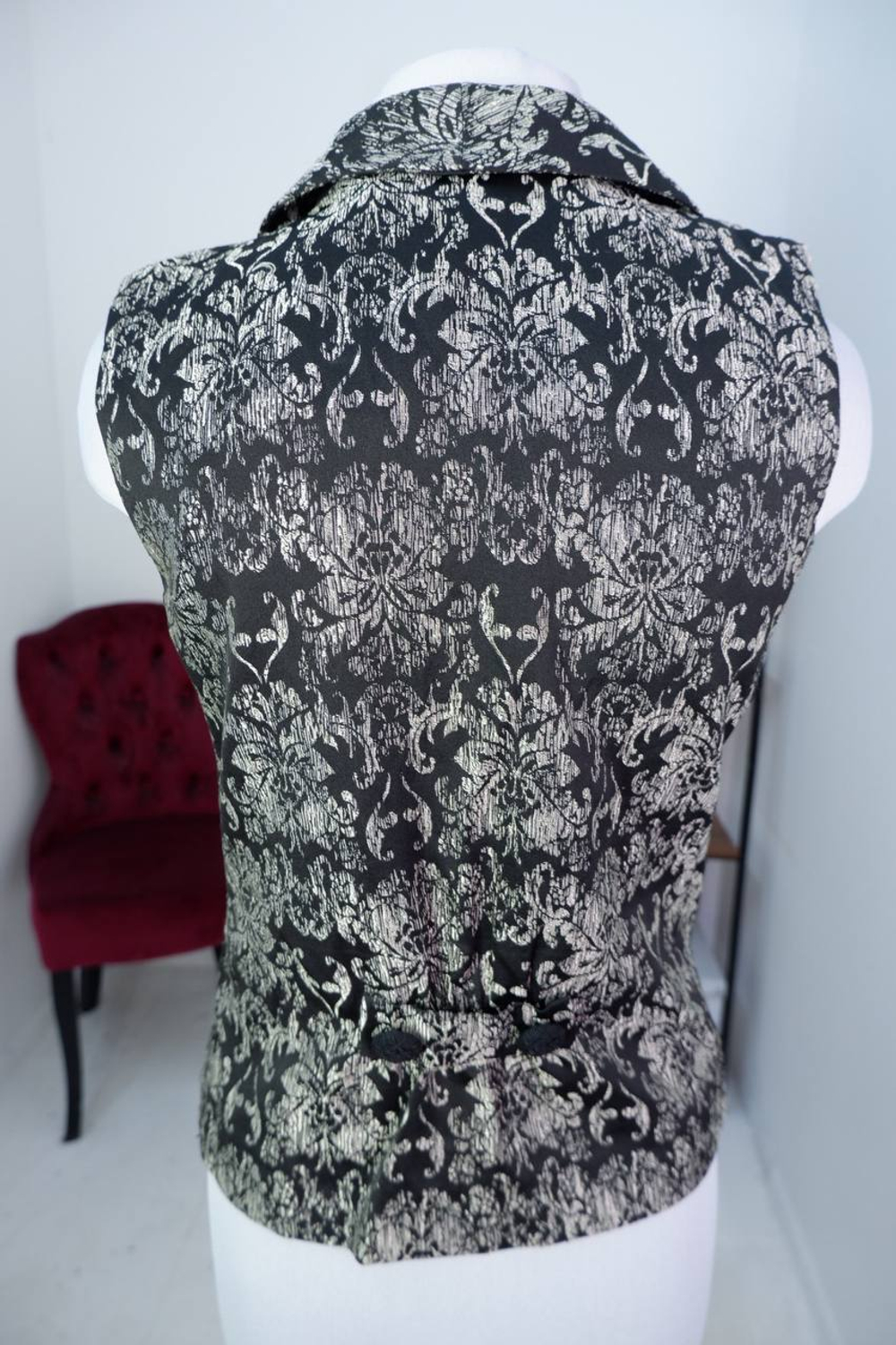 Жилет Vaide красивый, визуально на 46 размер