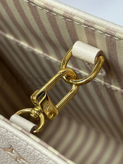 Светло-бежевая сумка Louis Vuitton Onthego PM с узором монограм