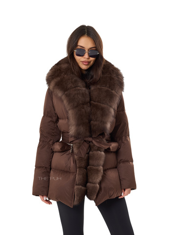 Коричневый пуховик с поясом и мехом песца
