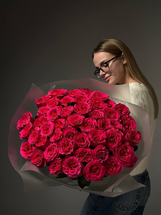 Букет из 51 малиновых роз в упаковке