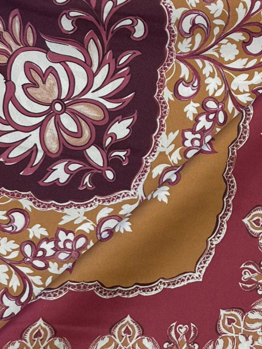 Купон шелковый Christian Dior бежево-малиновый с дизайнерским принтом