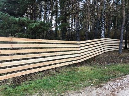 Ведется строительство ограждения с южной стороны «Усадьбы Романово»