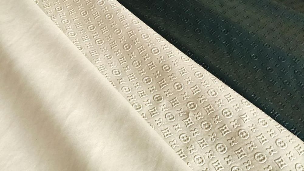 Лацио капучино рядом с Луи бежевым и черным