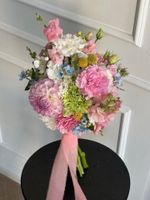 Свадебный букет из георгин, розовых диантусов, незабудок и других цветов