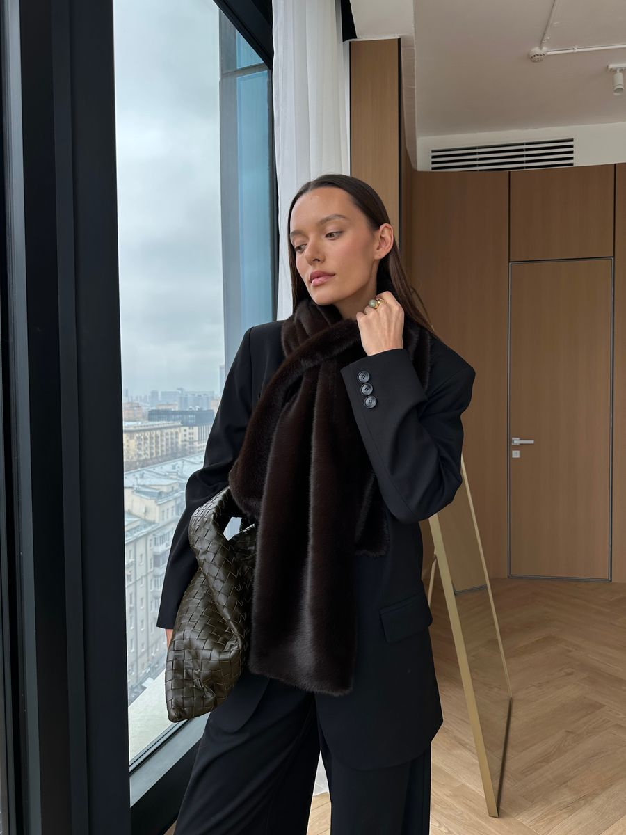 Шарф из эко-меха с прорезью коричневый