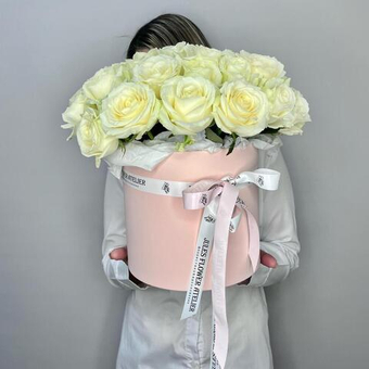 Белые розы в коробке 25 шт