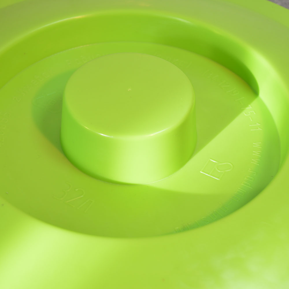 Бак 32л пищевой цветной с крышкой