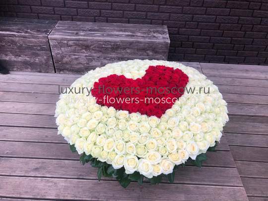 501 белая роза с красными сердцем в корзине