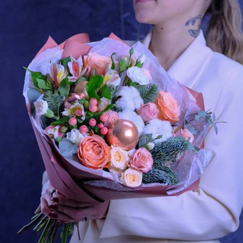 Купить Нежный зимний букет с пионовидными розами и сухоцветами #703