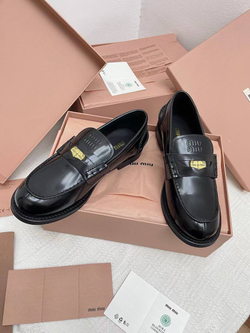 Женские кожаные лоферы Miu Miu черного цвета