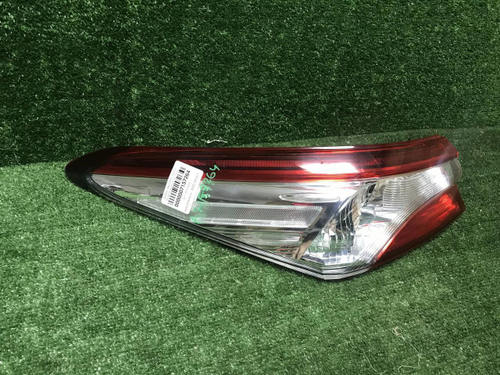 Фонарь левый внеш. Toyota Camry xv70 17-нв галоген