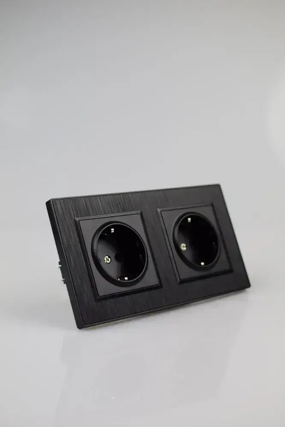 Розетка двойная черная