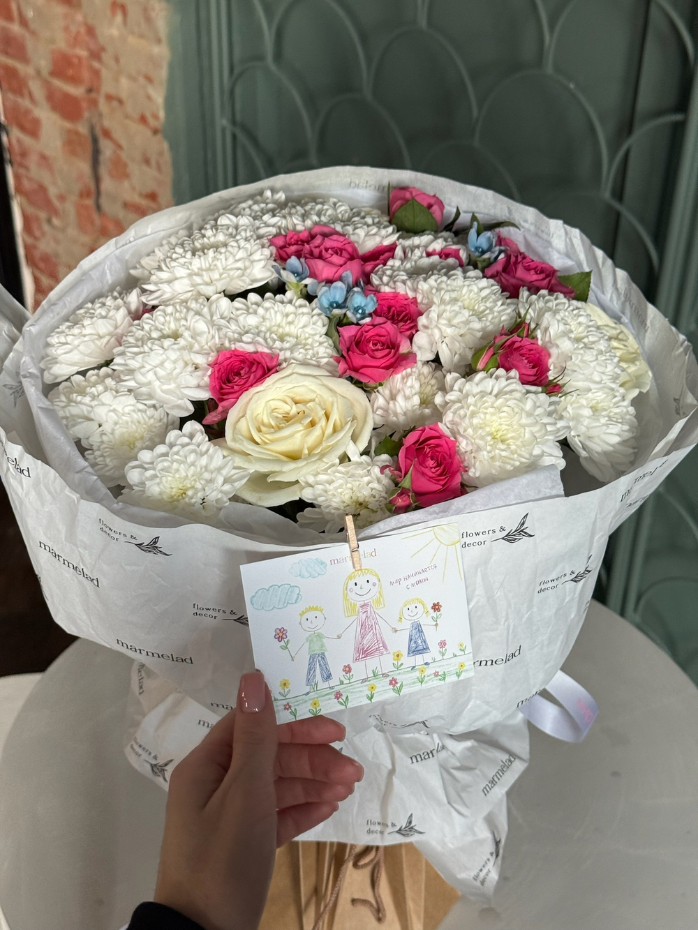 Букет из кустовой пионовидной розы, одноголовых роз, оксипеталума и хризантемы