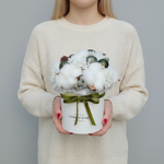 Новогодняя композиция из хлопка, шишек, сухоцветов и ёлочных украшений