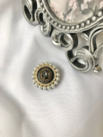 Брошь из натуральной черной кожи с графитовым овальным кристаллом и жемчугом по краю