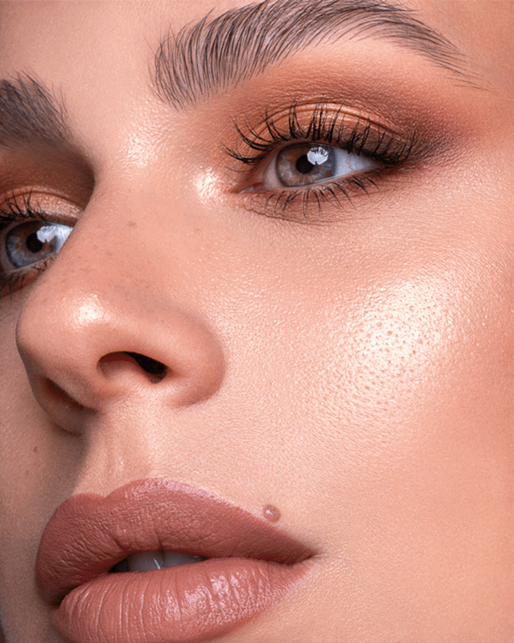 Хайлайтер Catrice More Than Glow Highlighter - Beyond Golden Glow 030