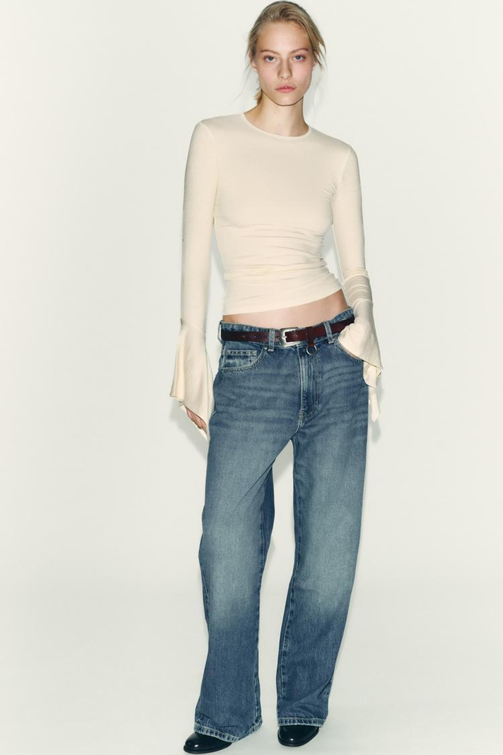 ZARA ФУТБОЛКА С ДЛИННЫМИ РУКАВАМИ И ВОЛАНОМ, ЖЕЛТОВАТО-БЕЛЫЙ