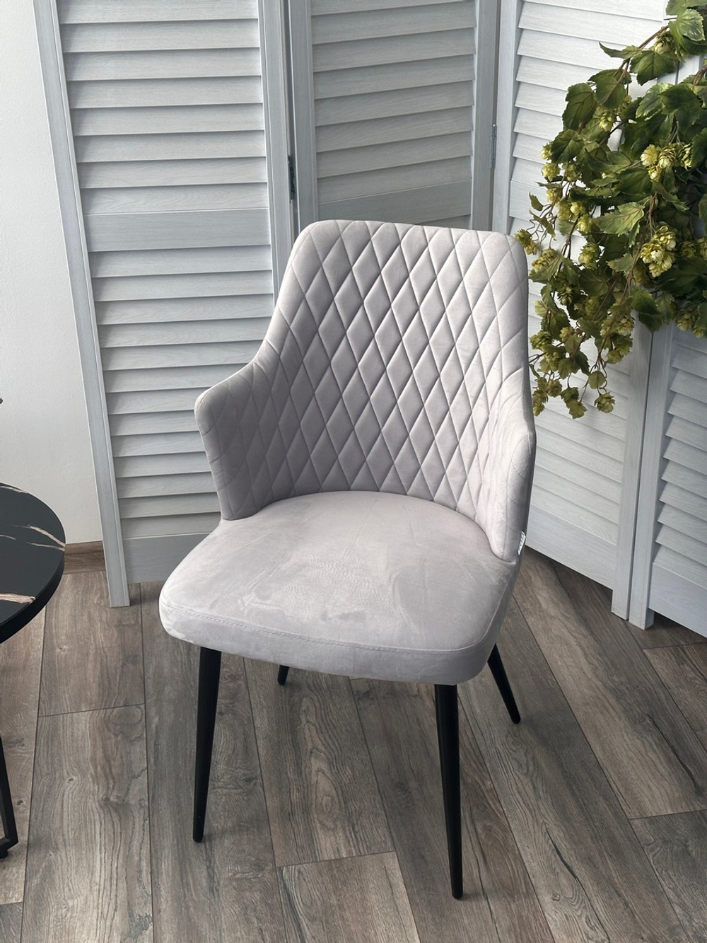 Стул М-City DISAUR Герман (Herman) поворотный на 360 градусов, Bm-4 Светло-серый, Велюр, Черный каркас