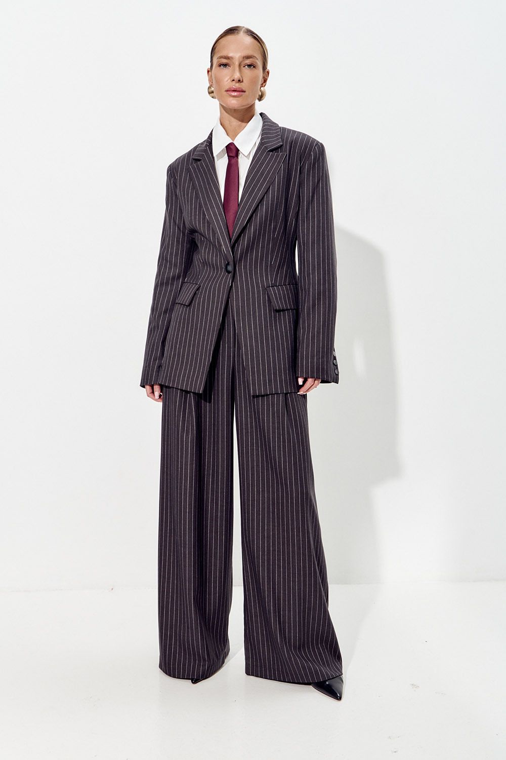 Приталенный пиджак "песочные часы" темно-серого цвета в полоску