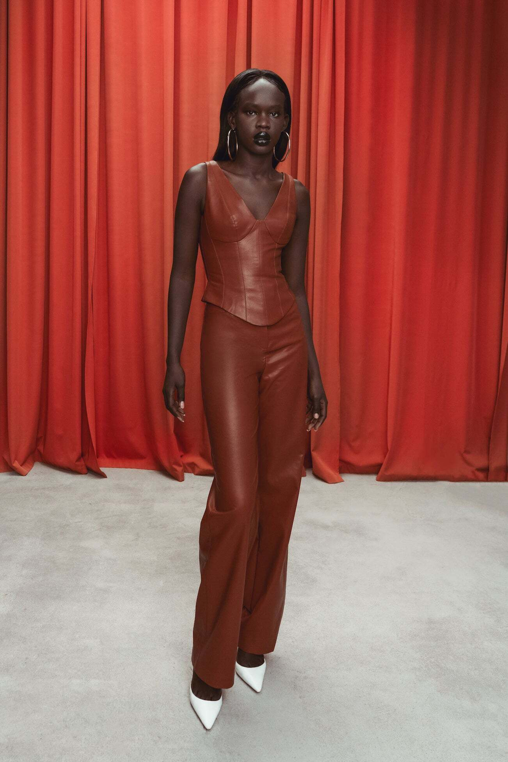 Удлиненный топ из эко-кожи с отстрочками