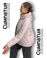 Легкая классическая куртка светло-розового цвета с высоким воротником и глубоким капюшоном