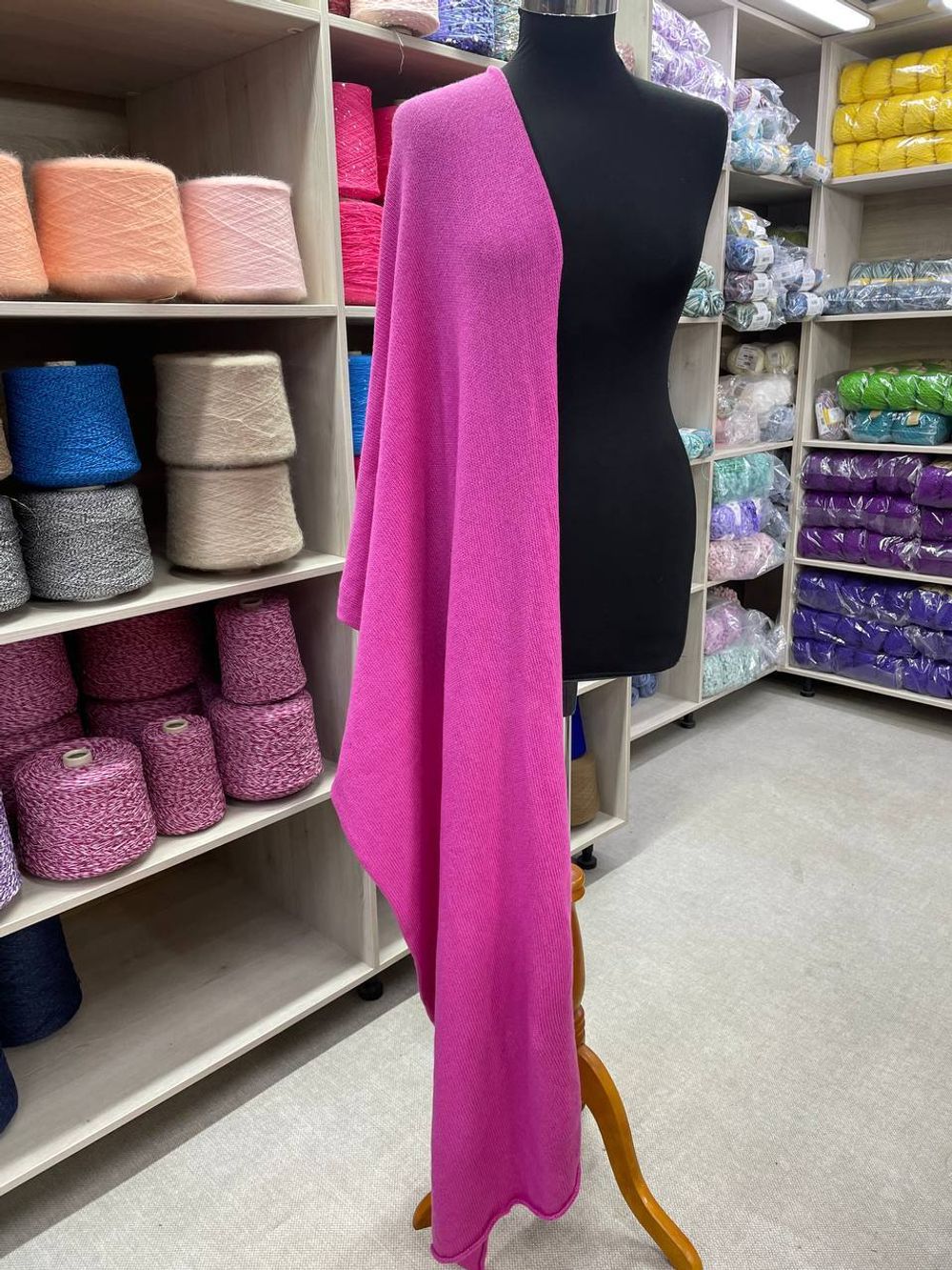 Нежный палантин из мериносовой пряжи "Орхидея"