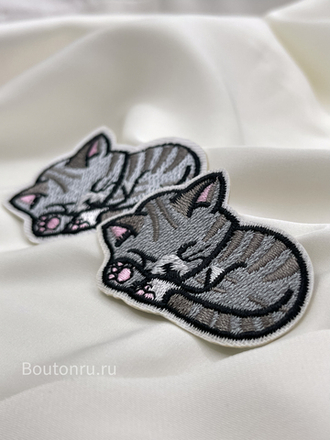 Нашивка котёнок спящий серая  6х4 см