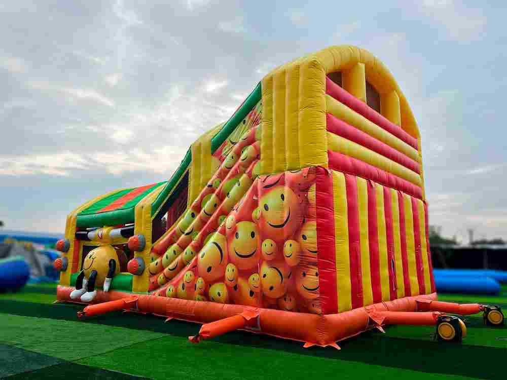 Коммерческий надувной батут с крышей «Смайлики», 10*6*6 м