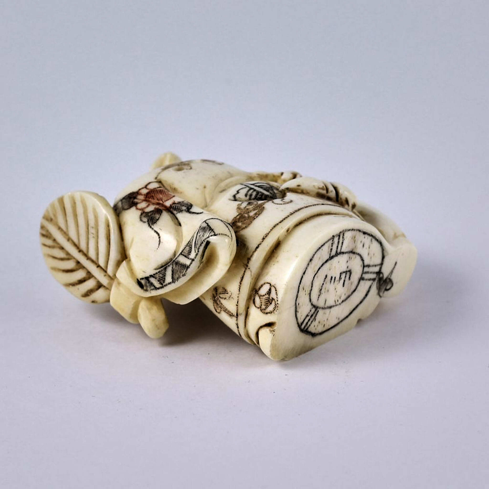 Нэцкэ Монах с веером и священным сосудом