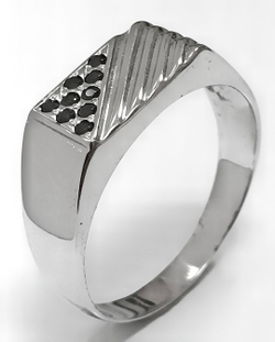 Ювелирное кольцо из серебра с фианитами