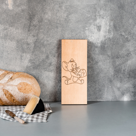 Деревянная разделочная доска из древесины сибирского кедра для мяса с гравировкой "сыр" RD30