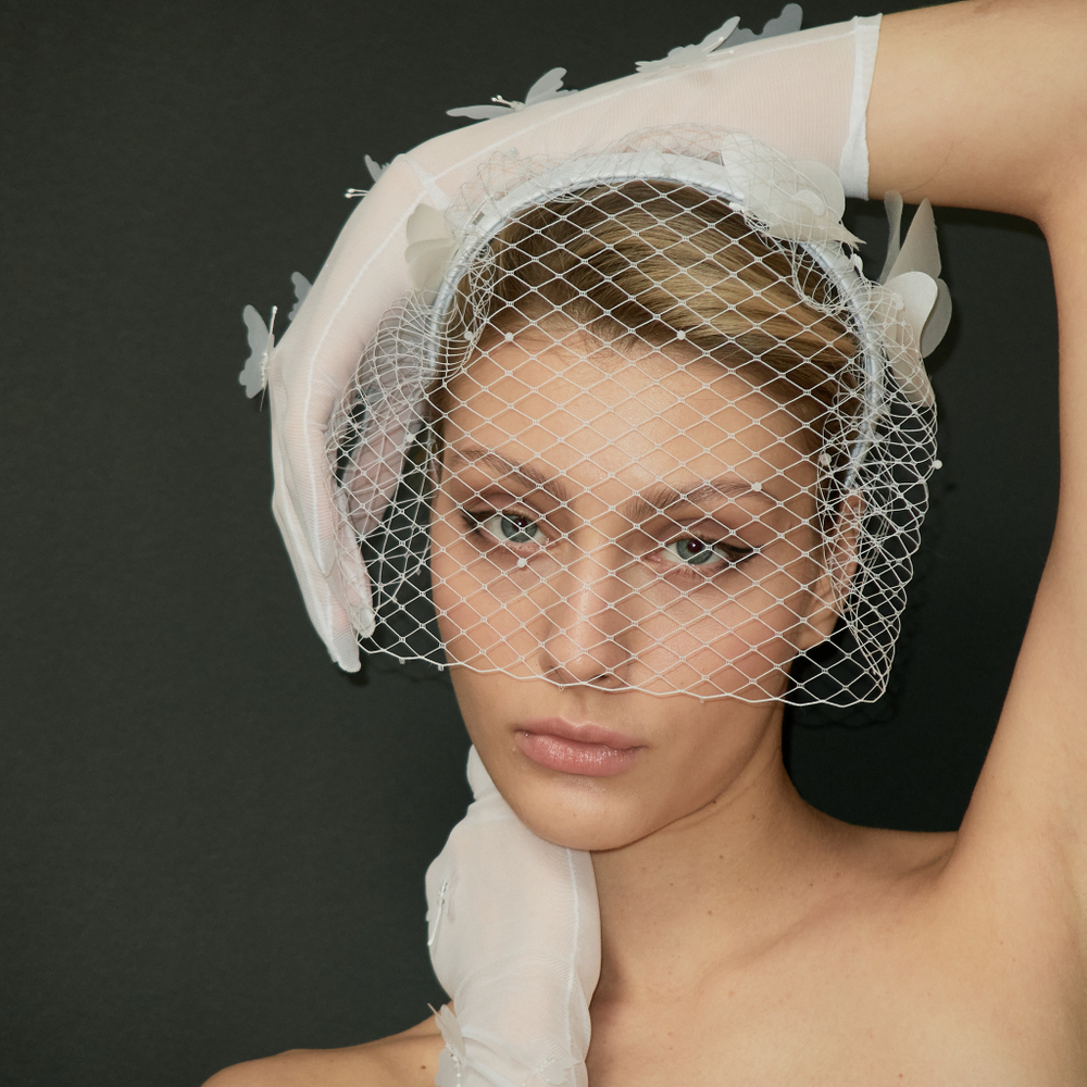 Вуаль с белыми шелковыми бабочками