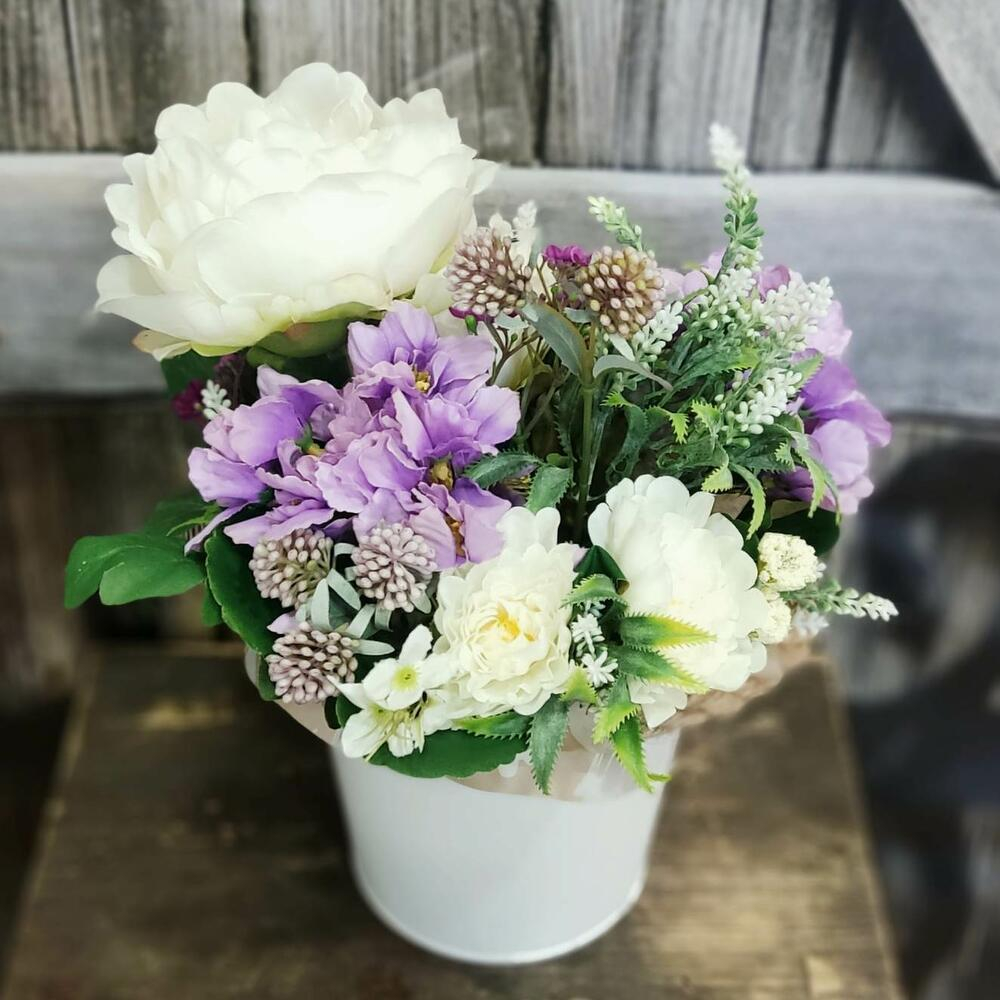 Искусственные цветы в ведeрке для декора