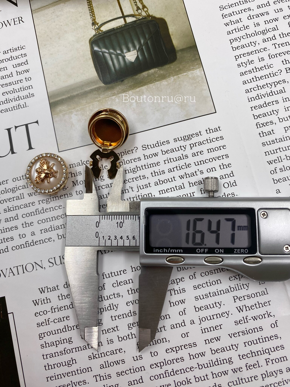 Накладка на пуговицу Гучч. Пчела белая