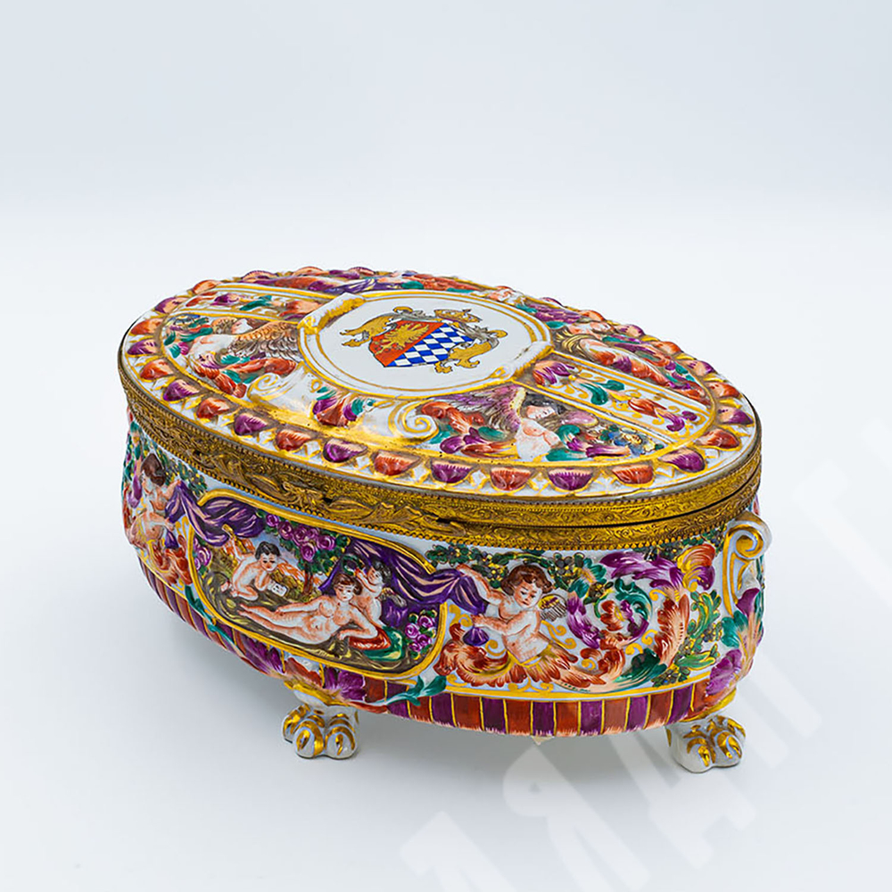 Фарфоровая шкатулка с гербом. Фарфор, ручная роспись. Италия, Каподимонте (Capodimonte). XIX в.