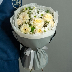Сборный букет в светлых тонах с герберой и розой